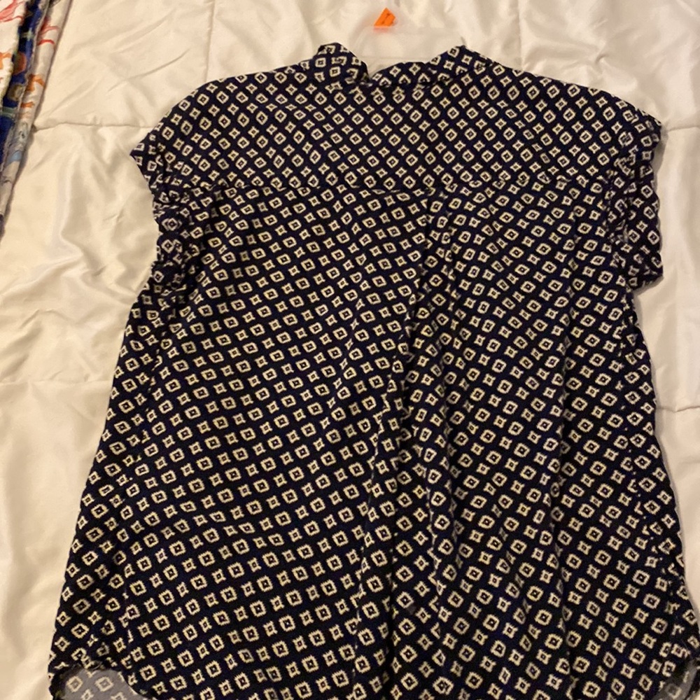 Lightweight button down top - Picture 4 of 4